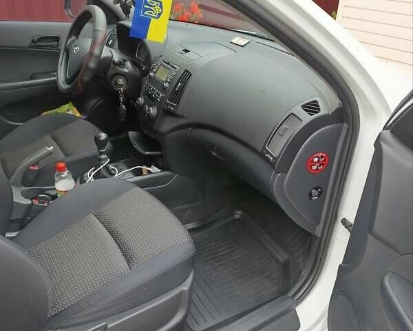 Белый Хендай i30, объемом двигателя 1.6 л и пробегом 155 тыс. км за 6500 $, фото 9 на Automoto.ua