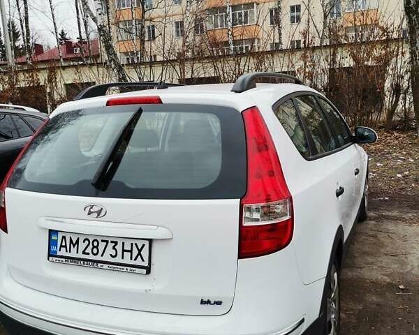 Белый Хендай i30, объемом двигателя 1.6 л и пробегом 250 тыс. км за 5600 $, фото 2 на Automoto.ua