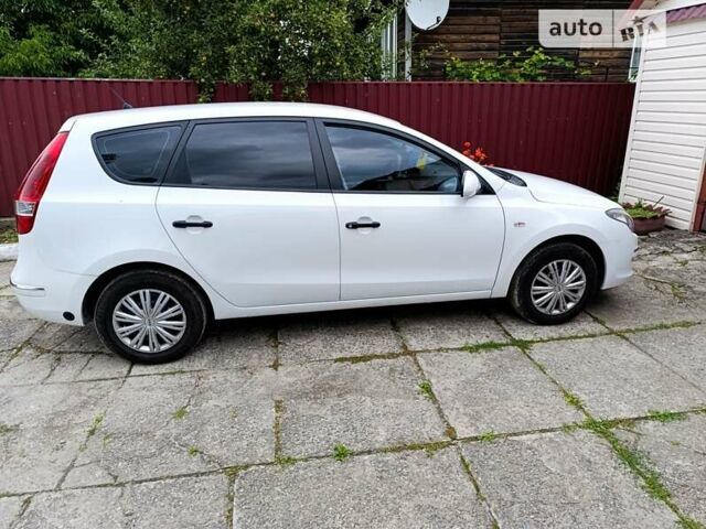 Белый Хендай i30, объемом двигателя 1.6 л и пробегом 155 тыс. км за 6500 $, фото 2 на Automoto.ua