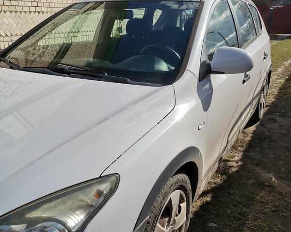 Белый Хендай i30, объемом двигателя 1.6 л и пробегом 250 тыс. км за 5600 $, фото 3 на Automoto.ua