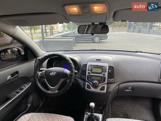 Белый Хендай i30, объемом двигателя 1.59 л и пробегом 253 тыс. км за 7000 $, фото 5 на Automoto.ua