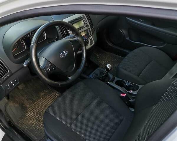 Белый Хендай i30, объемом двигателя 1.6 л и пробегом 250 тыс. км за 5600 $, фото 7 на Automoto.ua