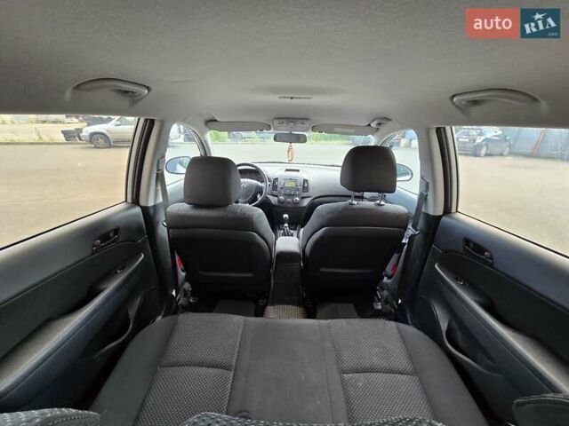 Белый Хендай i30, объемом двигателя 1.6 л и пробегом 270 тыс. км за 5850 $, фото 22 на Automoto.ua