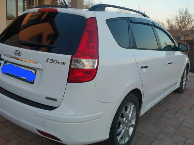 Белый Хендай i30, объемом двигателя 1.4 л и пробегом 250 тыс. км за 6400 $, фото 3 на Automoto.ua