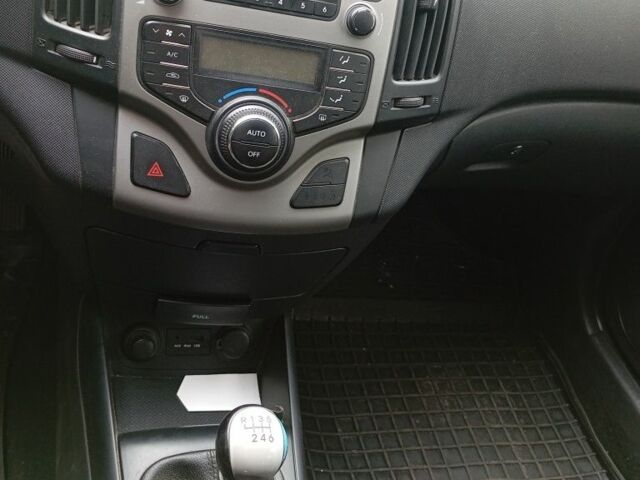 Белый Хендай i30, объемом двигателя 1.6 л и пробегом 330 тыс. км за 3500 $, фото 8 на Automoto.ua