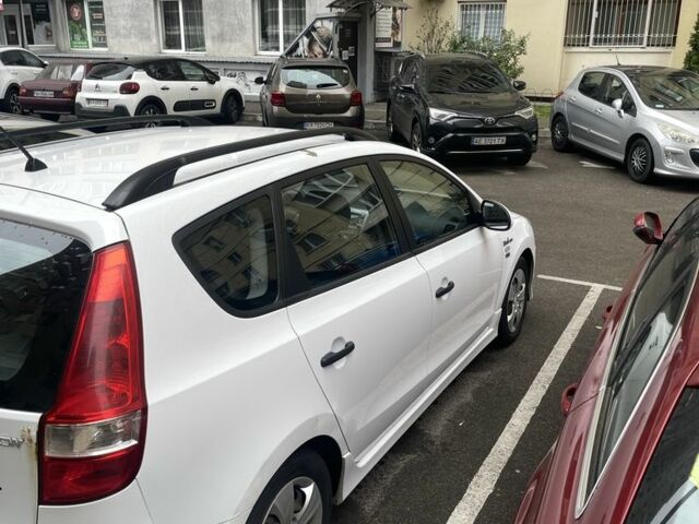 Белый Хендай i30, объемом двигателя 1.6 л и пробегом 258 тыс. км за 4600 $, фото 1 на Automoto.ua