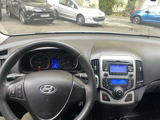 Белый Хендай i30, объемом двигателя 1.6 л и пробегом 258 тыс. км за 4600 $, фото 7 на Automoto.ua