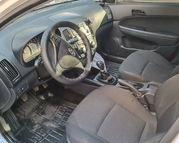 Білий Хендай i30, об'ємом двигуна 1.4 л та пробігом 220 тис. км за 7000 $, фото 4 на Automoto.ua