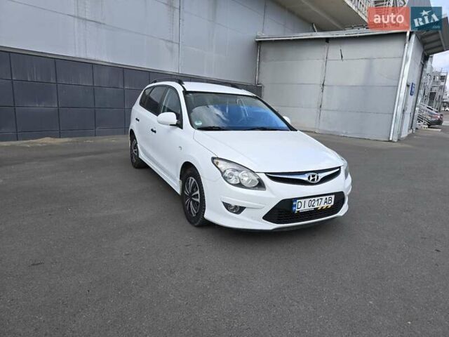 Белый Хендай i30, объемом двигателя 1.6 л и пробегом 270 тыс. км за 5850 $, фото 4 на Automoto.ua