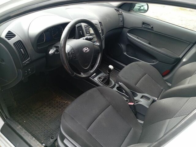 Белый Хендай i30, объемом двигателя 1.6 л и пробегом 330 тыс. км за 3500 $, фото 7 на Automoto.ua