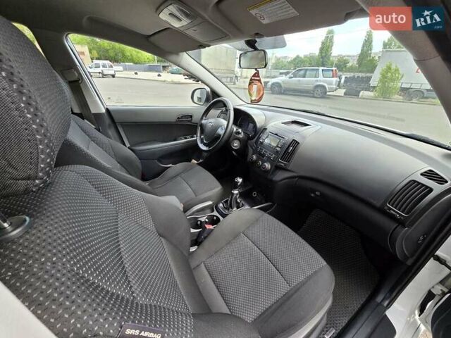 Белый Хендай i30, объемом двигателя 1.6 л и пробегом 270 тыс. км за 5850 $, фото 17 на Automoto.ua
