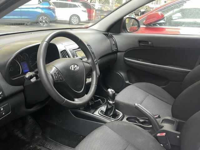 Белый Хендай i30, объемом двигателя 1.6 л и пробегом 258 тыс. км за 4600 $, фото 6 на Automoto.ua