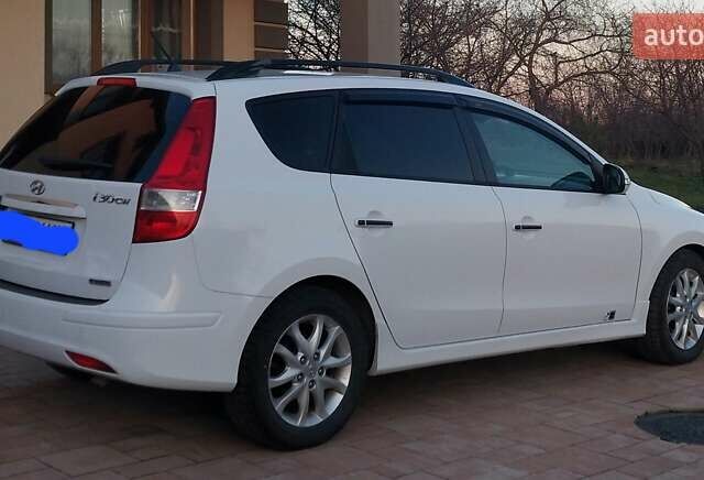 Белый Хендай i30, объемом двигателя 1.4 л и пробегом 250 тыс. км за 6400 $, фото 5 на Automoto.ua