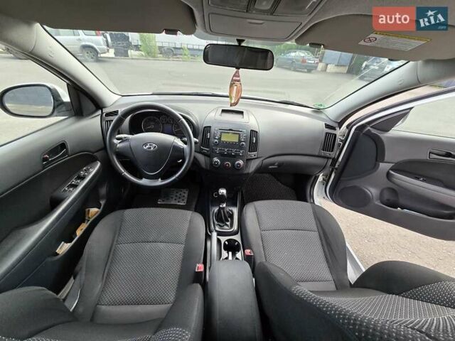 Белый Хендай i30, объемом двигателя 1.6 л и пробегом 270 тыс. км за 5850 $, фото 19 на Automoto.ua