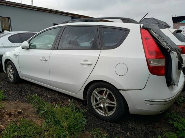 Белый Хендай i30, объемом двигателя 1.6 л и пробегом 330 тыс. км за 3500 $, фото 6 на Automoto.ua