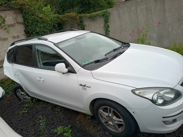 Белый Хендай i30, объемом двигателя 1.6 л и пробегом 330 тыс. км за 3500 $, фото 5 на Automoto.ua