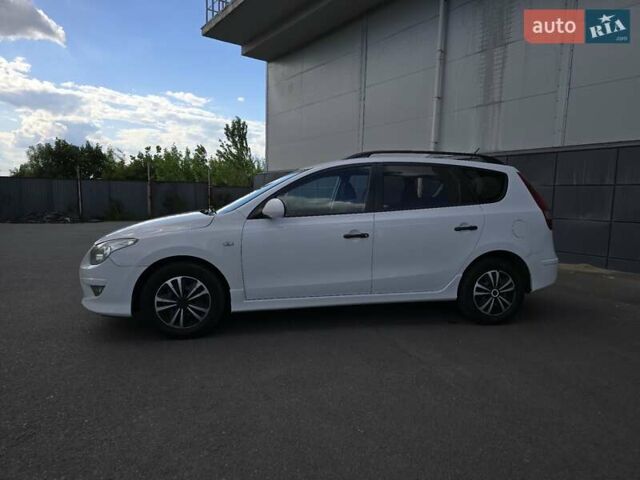 Белый Хендай i30, объемом двигателя 1.6 л и пробегом 270 тыс. км за 5850 $, фото 10 на Automoto.ua