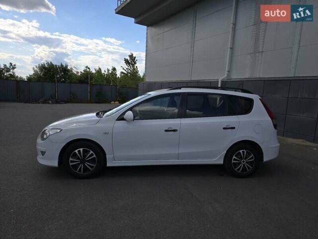 Белый Хендай i30, объемом двигателя 1.6 л и пробегом 270 тыс. км за 5850 $, фото 9 на Automoto.ua