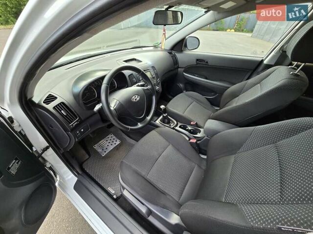 Белый Хендай i30, объемом двигателя 1.6 л и пробегом 270 тыс. км за 5850 $, фото 23 на Automoto.ua