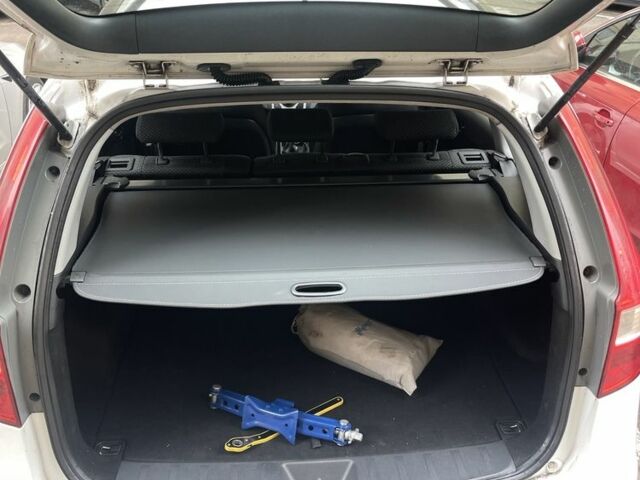 Белый Хендай i30, объемом двигателя 1.6 л и пробегом 258 тыс. км за 4600 $, фото 3 на Automoto.ua