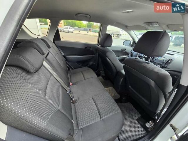 Белый Хендай i30, объемом двигателя 1.6 л и пробегом 270 тыс. км за 5850 $, фото 18 на Automoto.ua