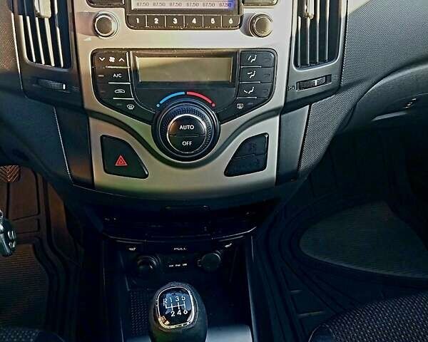 Білий Хендай i30, об'ємом двигуна 1.6 л та пробігом 250 тис. км за 6400 $, фото 5 на Automoto.ua