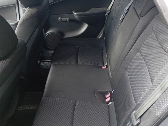 Белый Хендай i30, объемом двигателя 1.6 л и пробегом 330 тыс. км за 3500 $, фото 9 на Automoto.ua