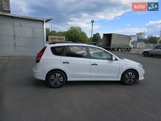 Белый Хендай i30, объемом двигателя 1.6 л и пробегом 270 тыс. км за 5850 $, фото 16 на Automoto.ua