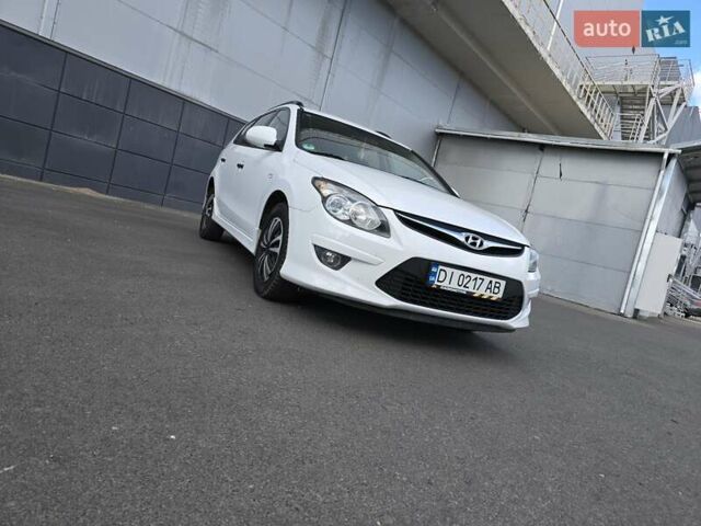 Белый Хендай i30, объемом двигателя 1.6 л и пробегом 270 тыс. км за 5850 $, фото 3 на Automoto.ua