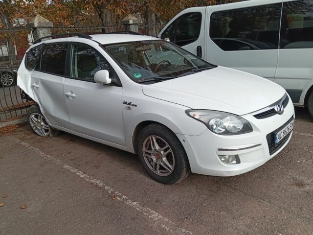 Белый Хендай i30, объемом двигателя 1.6 л и пробегом 330 тыс. км за 3500 $, фото 1 на Automoto.ua