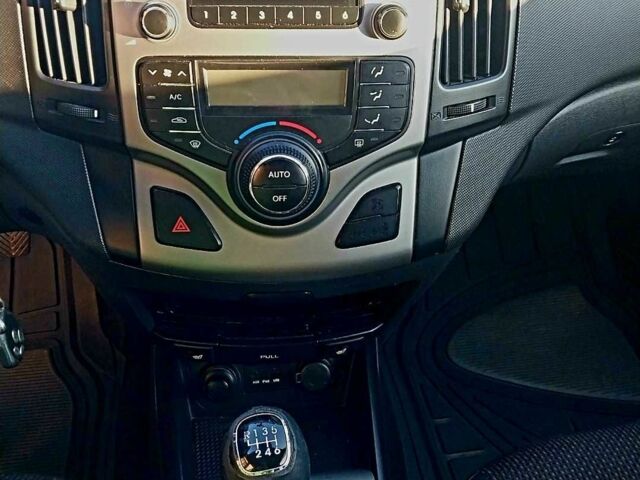 Белый Хендай i30, объемом двигателя 1.6 л и пробегом 250 тыс. км за 6400 $, фото 4 на Automoto.ua