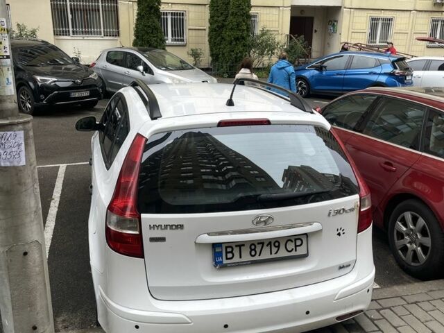 Белый Хендай i30, объемом двигателя 1.6 л и пробегом 258 тыс. км за 4600 $, фото 4 на Automoto.ua