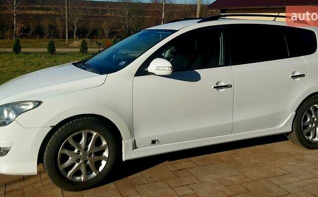 Белый Хендай i30, объемом двигателя 1.4 л и пробегом 250 тыс. км за 6400 $, фото 4 на Automoto.ua