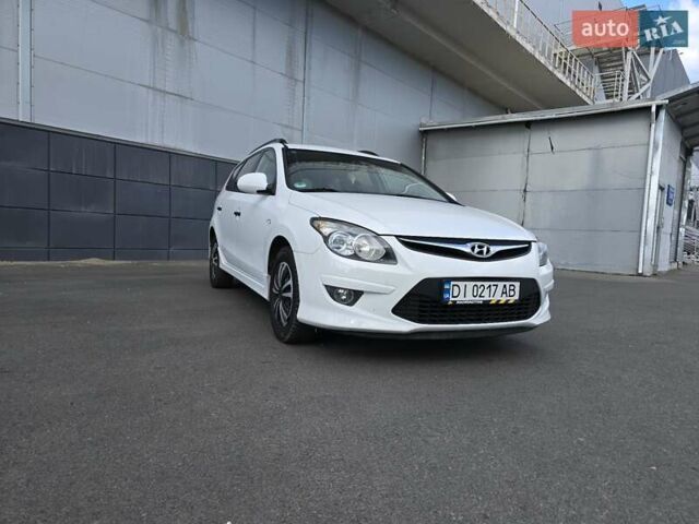 Белый Хендай i30, объемом двигателя 1.6 л и пробегом 270 тыс. км за 5850 $, фото 2 на Automoto.ua