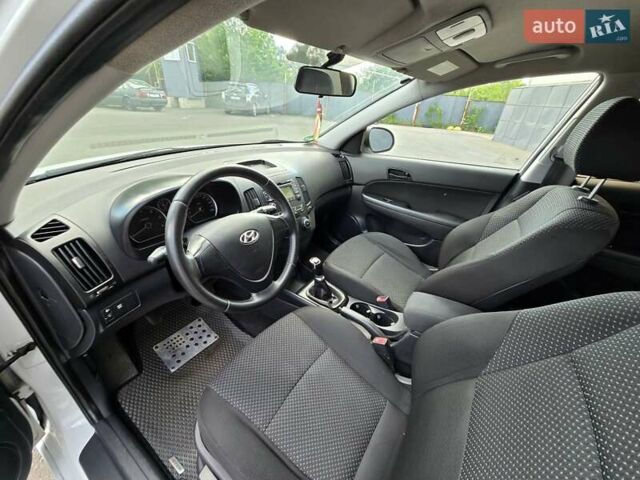 Белый Хендай i30, объемом двигателя 1.6 л и пробегом 270 тыс. км за 5850 $, фото 24 на Automoto.ua