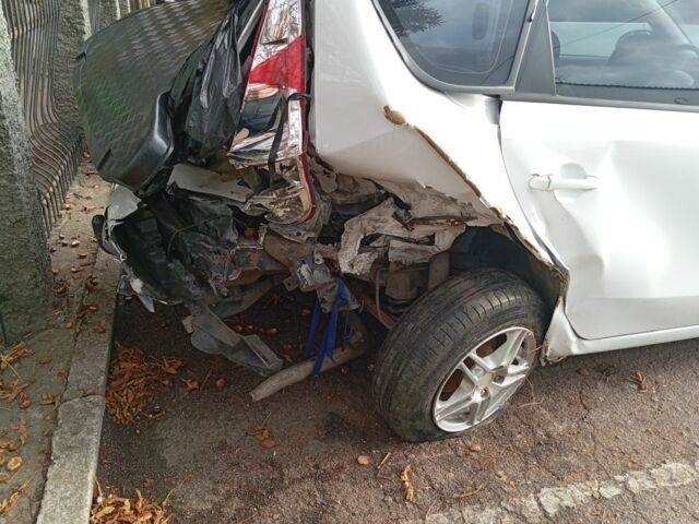 Белый Хендай i30, объемом двигателя 1.6 л и пробегом 330 тыс. км за 3500 $, фото 3 на Automoto.ua