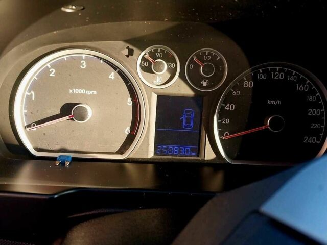 Белый Хендай i30, объемом двигателя 1.6 л и пробегом 250 тыс. км за 6400 $, фото 5 на Automoto.ua