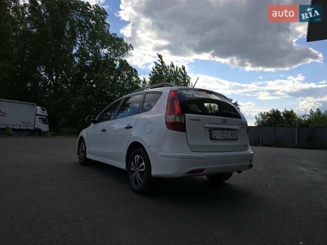 Белый Хендай i30, объемом двигателя 1.6 л и пробегом 270 тыс. км за 5850 $, фото 12 на Automoto.ua