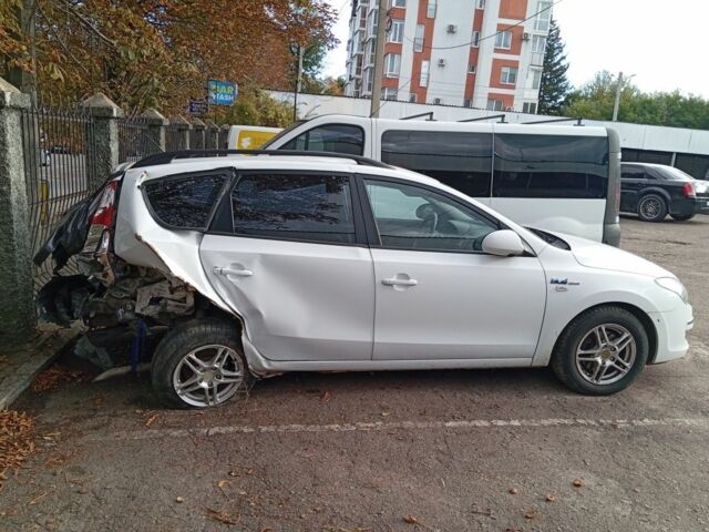 Белый Хендай i30, объемом двигателя 1.6 л и пробегом 330 тыс. км за 3500 $, фото 2 на Automoto.ua