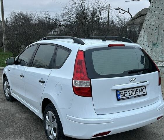 Білий Хендай i30, об'ємом двигуна 1.6 л та пробігом 300 тис. км за 6000 $, фото 5 на Automoto.ua