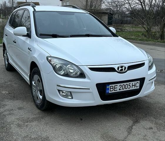 Білий Хендай i30, об'ємом двигуна 1.6 л та пробігом 300 тис. км за 6000 $, фото 4 на Automoto.ua
