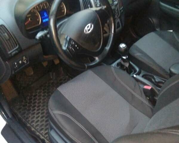 Белый Хендай i30, объемом двигателя 1.58 л и пробегом 231 тыс. км за 6200 $, фото 8 на Automoto.ua