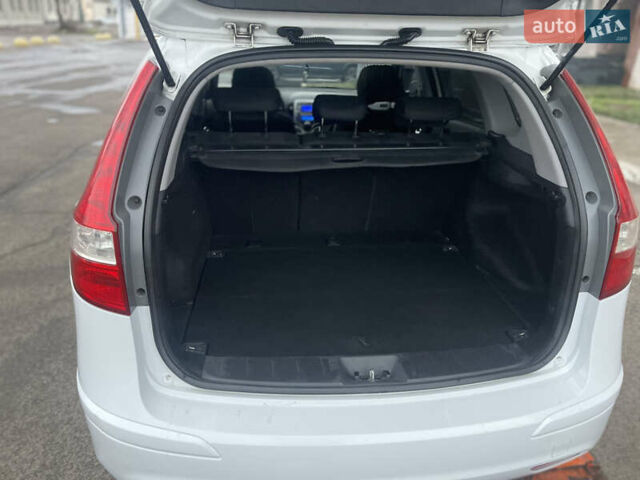 Белый Хендай i30, объемом двигателя 1.6 л и пробегом 246 тыс. км за 6700 $, фото 7 на Automoto.ua