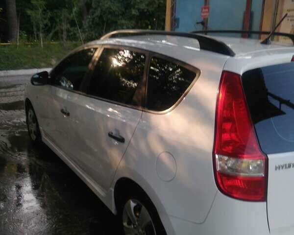 Белый Хендай i30, объемом двигателя 1.58 л и пробегом 231 тыс. км за 6200 $, фото 4 на Automoto.ua