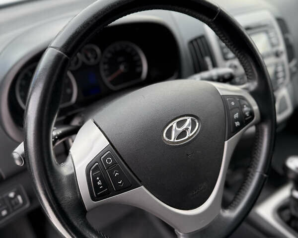 Белый Хендай i30, объемом двигателя 1.6 л и пробегом 217 тыс. км за 7900 $, фото 10 на Automoto.ua