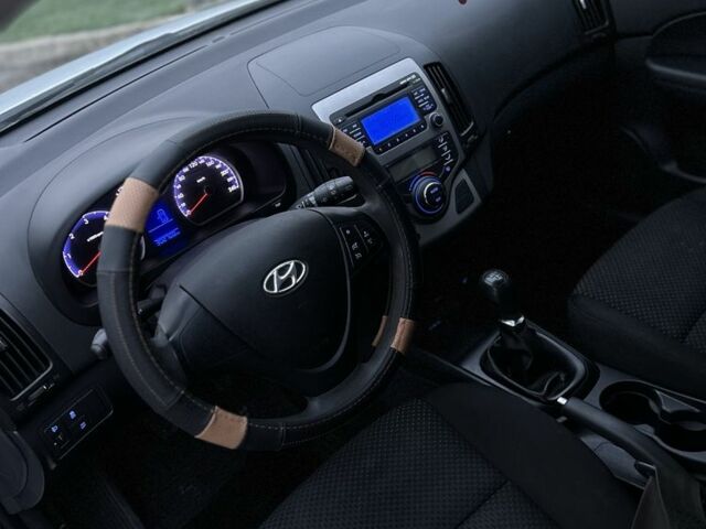 Білий Хендай i30, об'ємом двигуна 1.6 л та пробігом 300 тис. км за 6000 $, фото 6 на Automoto.ua