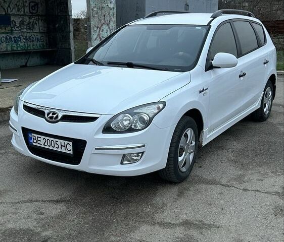 Білий Хендай i30, об'ємом двигуна 1.6 л та пробігом 300 тис. км за 6000 $, фото 8 на Automoto.ua
