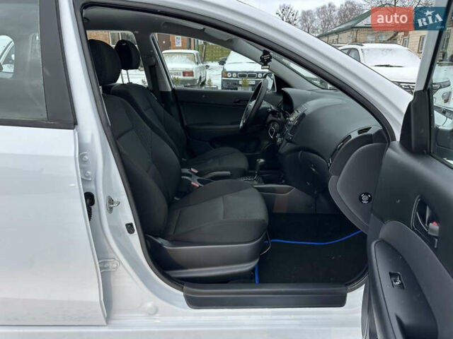 Белый Хендай i30, объемом двигателя 1.6 л и пробегом 182 тыс. км за 7999 $, фото 19 на Automoto.ua