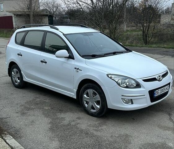 Білий Хендай i30, об'ємом двигуна 1.6 л та пробігом 300 тис. км за 6000 $, фото 3 на Automoto.ua