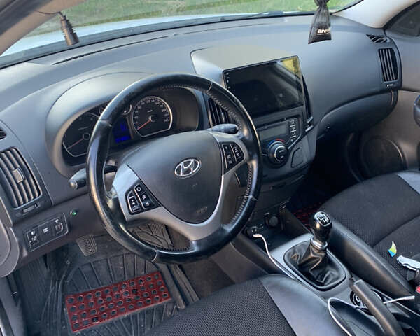 Білий Хендай i30, об'ємом двигуна 1.58 л та пробігом 208 тис. км за 8200 $, фото 10 на Automoto.ua